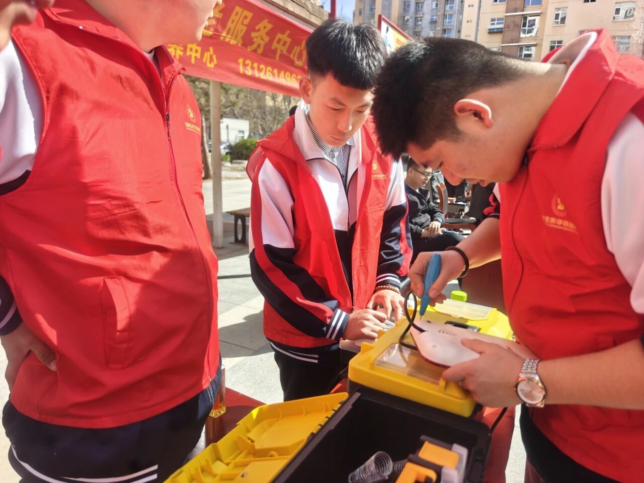 “学雷锋践行动，技能服务暖民心”石家庄东华铁路学校开展小家电维修志愿服务